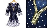 Vestido Estampado Azul/Branco com Bordado de Pedrarias